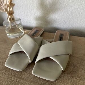 Steve Madden bone sandal